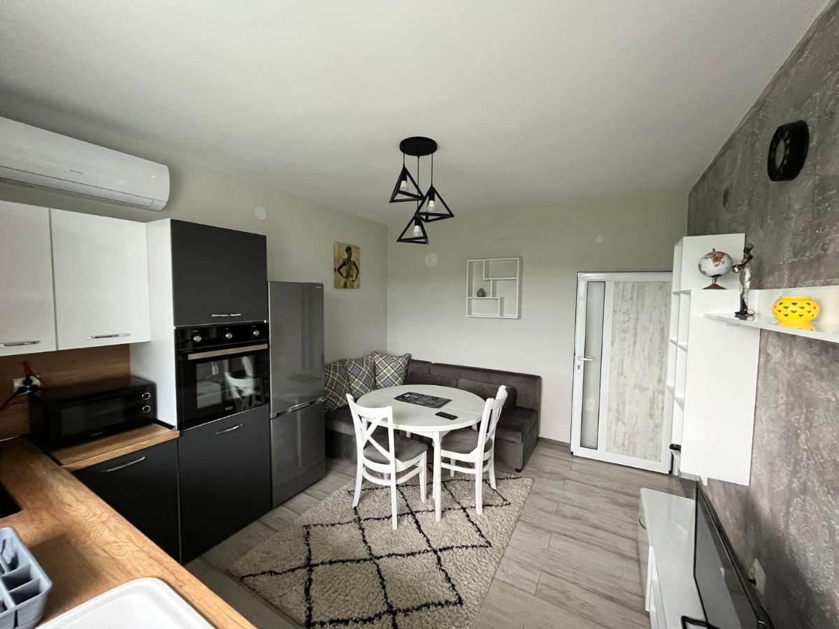 Apartment Enina เวลีคอเทอร์โนโว ภายนอก รูปภาพ
